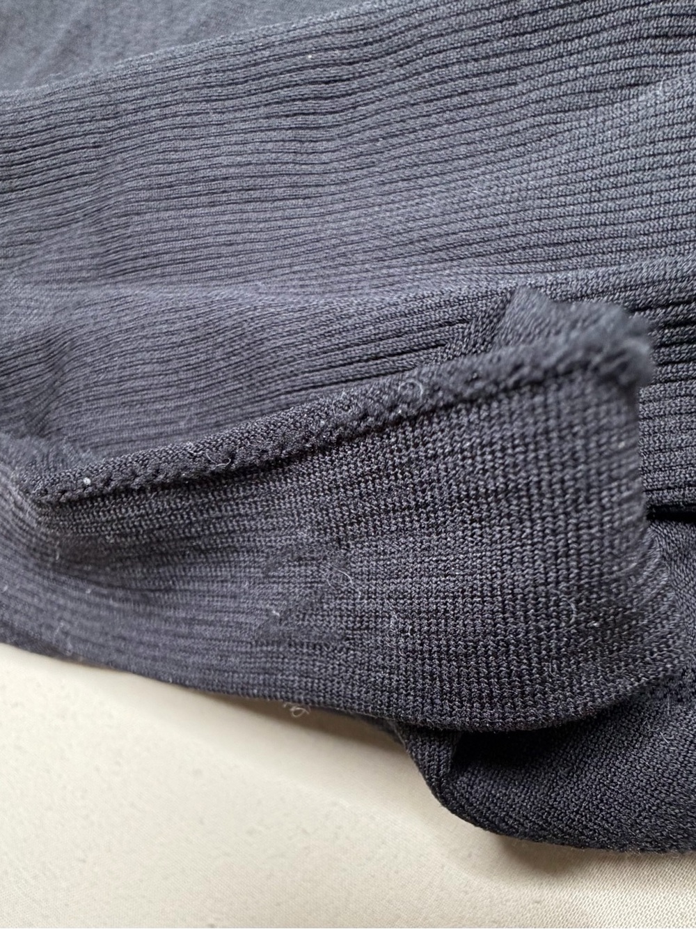 Lululemon Women’s Long Sleeve Black Crewneck Top sz 2 727 - Picture 3 of 4